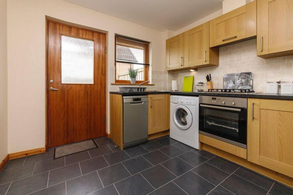 Modern 2 Bedroom Semi Detached House With Own Private Driveway Inverness Exteriör bild